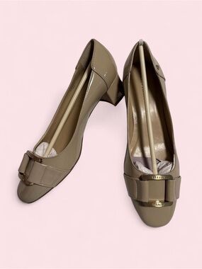 Ellen Tracy Taupe Patent Bow Block Heel Pumps